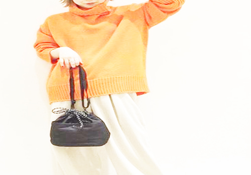 橙色针织衫搭配灯芯绒裤