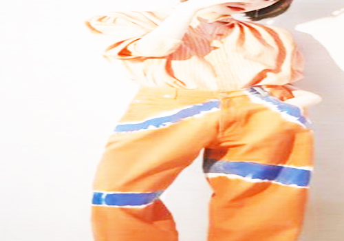 橘色衬衫搭配橘蓝色宽松休闲裤