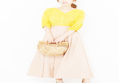米色长裙搭配黄色开衫
