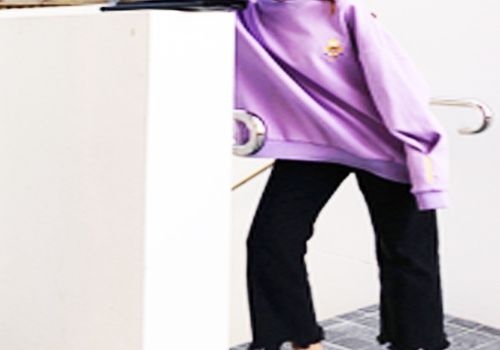 紫色宽松卫衣 