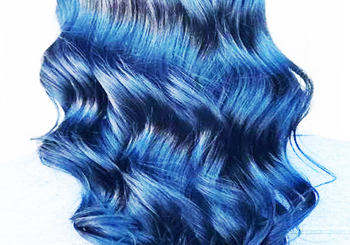蓝黑色的发色