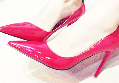 红色细跟高跟鞋