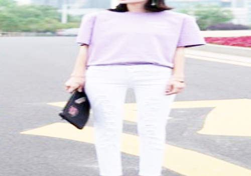 白色小脚牛仔裤搭配紫色T恤