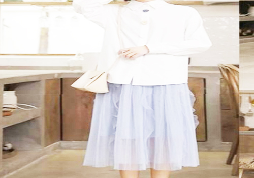 蓝色网纱裙搭配白色衬衫