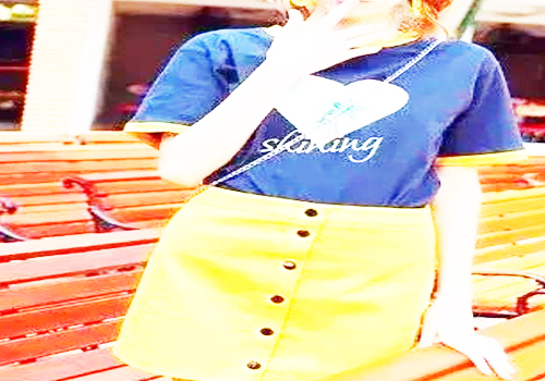 蓝色T恤搭配a字黄色小短裙