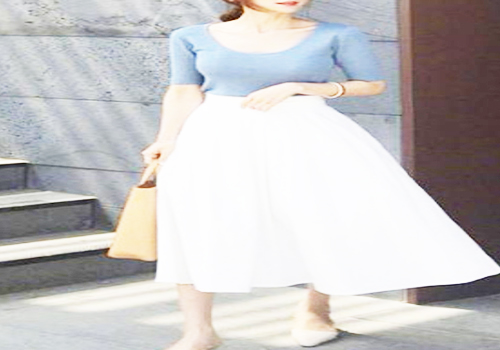 白色伞裙搭配蓝色圆领T恤