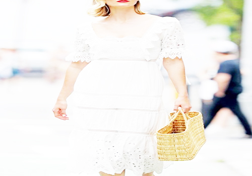 纯白色蕾丝绣花裙搭配手提编织包