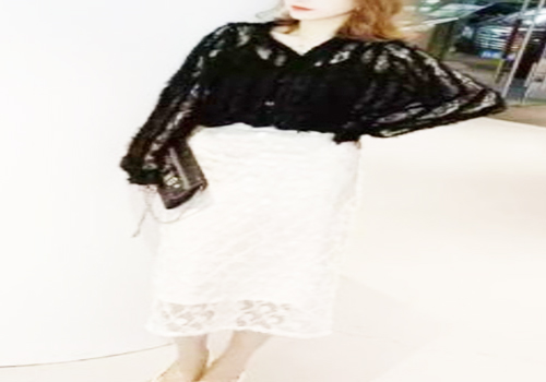 黑色雪纺衫搭配白色蕾丝裙