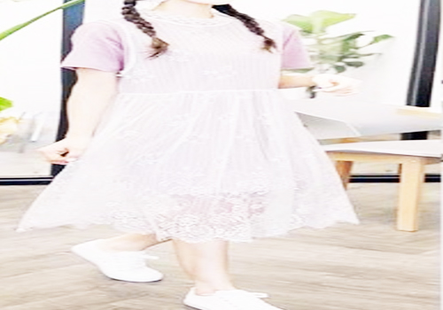 紫色蕾丝连衣裙搭配白色运动鞋