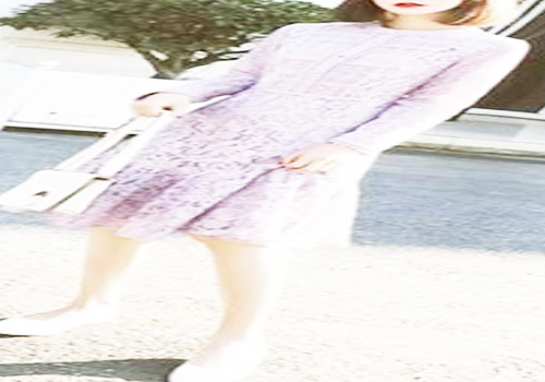 蕾丝紫色连衣裙搭配白色平底鞋
