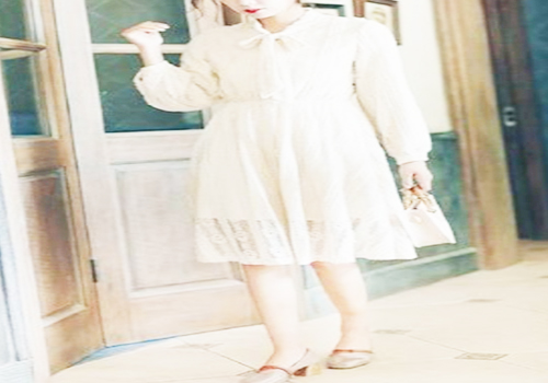复古白色蕾丝裙搭配米白色平底鞋
