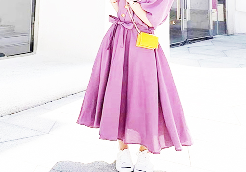 紫色雪纺连衣裙搭配休闲小白鞋