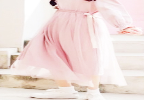 粉色网纱卫衣连衣裙搭配小白鞋