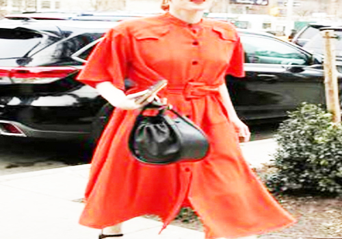 红色衬衫连衣裙搭配黑色手提包