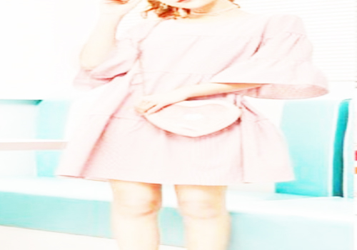 粉色娃娃装连衣裙搭配同色系斜挎包