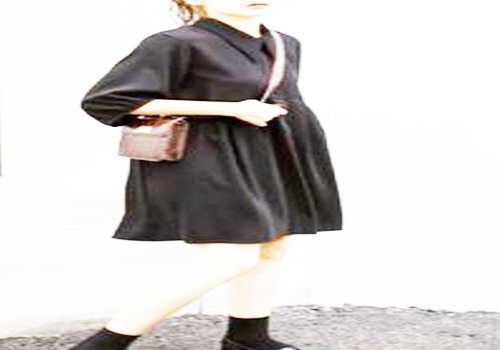 黑色娃娃领连衣裙搭配棕色手机包