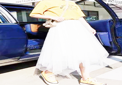 白色网纱半身裙搭配黄色帆布鞋