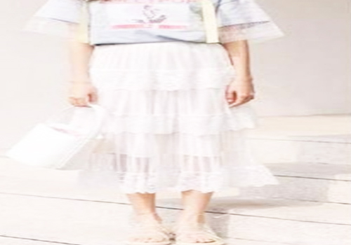 白色蕾丝半身裙搭配绑带凉鞋