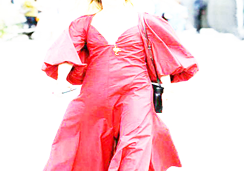 红色泡泡袖连衣裙搭配斜挎黑色包包
