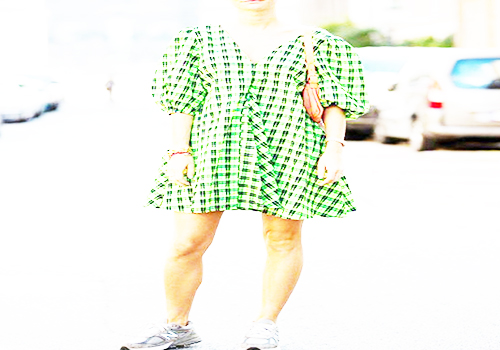 绿色格纹泡泡袖连衣裙搭配运动鞋