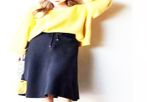 黑色针织半身裙搭配黄色毛衣