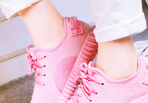 粉色鞋子搭配白色
