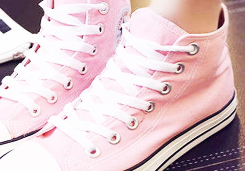 粉色的帆布鞋