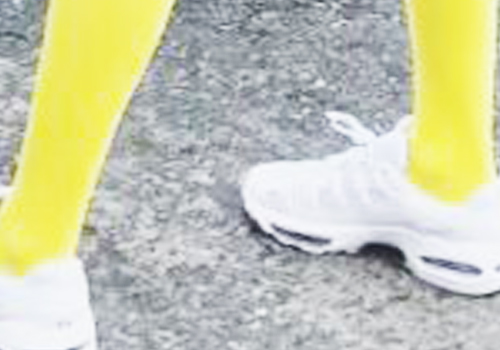 黄色袜子搭配小白鞋