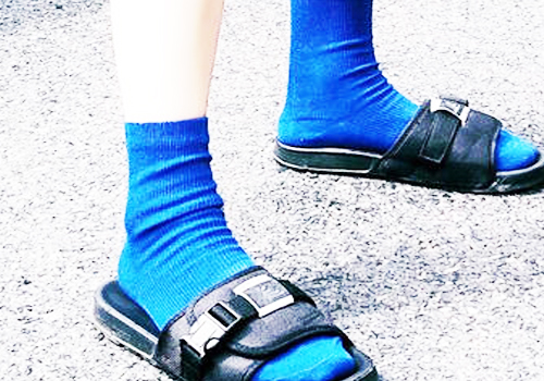 蓝色袜子搭配凉鞋